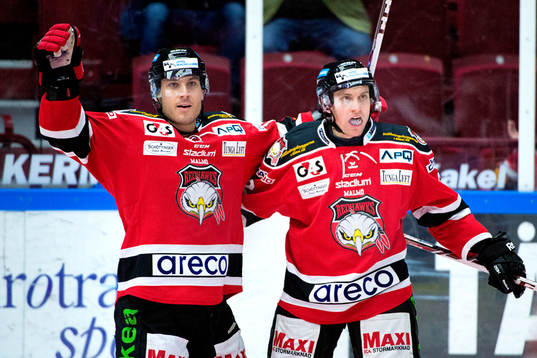 Malmö Redhawks Mathias Tjärnqvist och Jens Jakobs firar