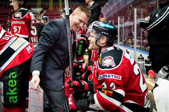 Malmö Redhawks tränare Jesper Mattsson gratulerar