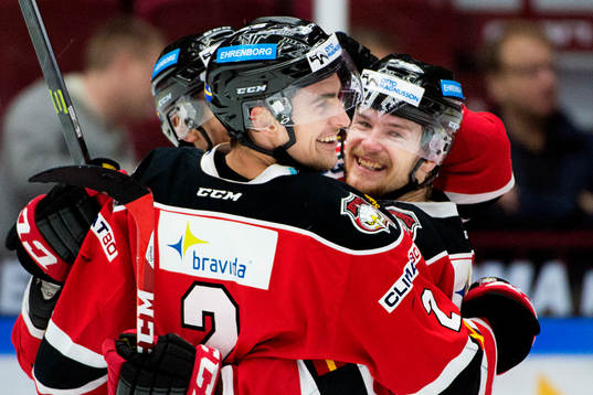 Malmö Redhawks Nils Andersson och Nicklas Jadeland kramar
