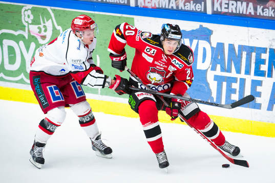 Almtunas Phillip Bruggisser jagar Malmö Redhawks Henrik