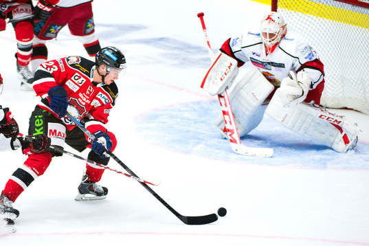 Malmö Redhawks Sebastian Strandberg kommer fri mot