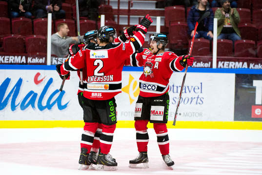 Malmö Redhawks Nils Andersson och Nicklas Jadeland kramar