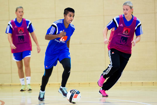 Sveriges Louise Sand och Johanna Ahlm spelar fotboll