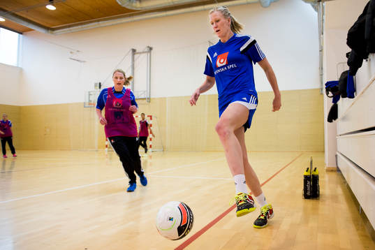 Sveriges Anna-Maria Johansson spelar fotboll
