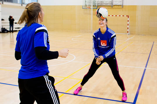 Sveriges Isabelle Gulldén och Hanna Fogelström trixar med