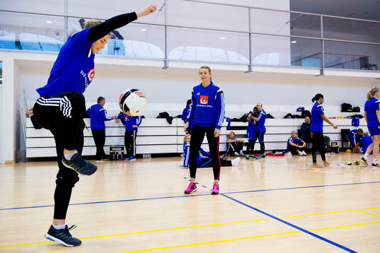 Sveriges Isabelle Gulldén och Hanna Fogelström trixar med
