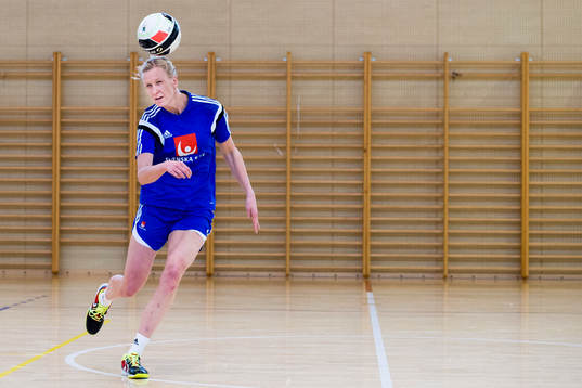 Sveriges Anna-Maria Johansson nickar en fotboll