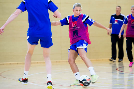 Sveriges Nathalie Hagman spelar fotboll
