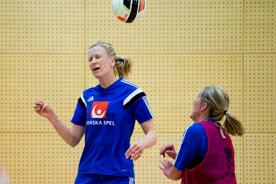 Sveriges Anna-Maria Johansson nickar en fotboll