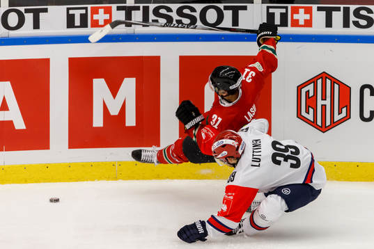 Frölundas Nicklas Lasu tacklas av Helsingfors Arttu