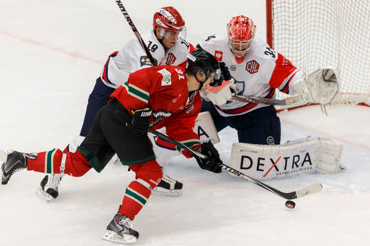 Frölundas Nicklas Lasu med pucken framför Helsingfors