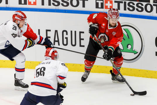 Frölundas Mathis Olimb med pucken