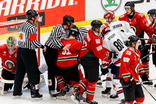 Bråk framför Frölundas målvakt Lars Johansson