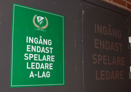 Skylt med text "Ingång endast för spelare ledare i A-lag"