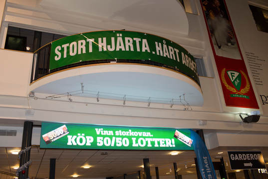 Skylt med text "Stort Hjärta Hårt arbete" i entrén