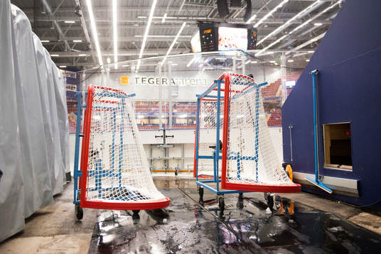 Två hockeymål bakom sargen inne på Tegera Arena före