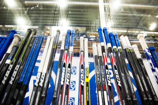 Leksands klubbor före ishockeymatchen i SHL mellan Leksand