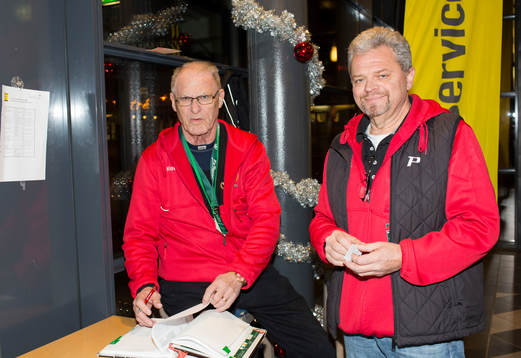 Publikvärdar i entrén innan ishockeymatchen i SHL mellan