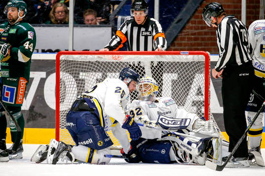 s Mattias Karlsson plockar fram pucken från HV71:s
