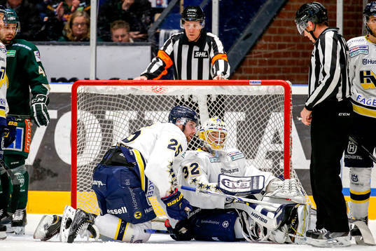 s Mattias Karlsson plockar fram pucken från HV71:s