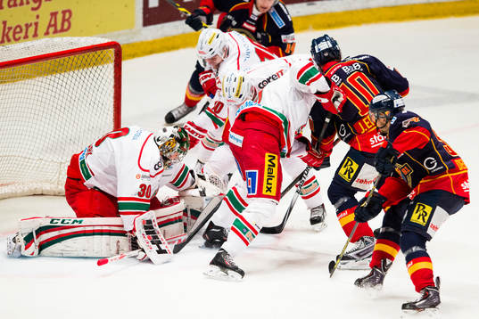 Modos målvakt Linus Ullmark får hjälp av sina medspelare