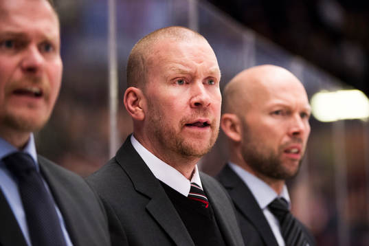 Luleås assisterande tränare Stefan Nilsson , i mitten,