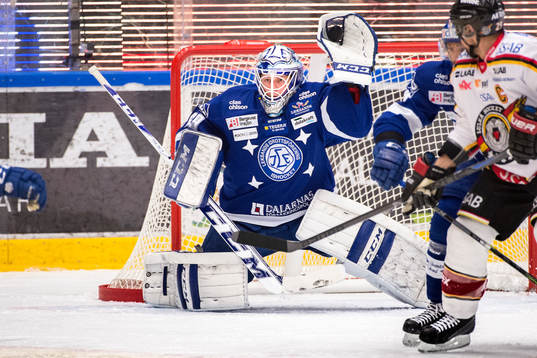 Leksands målvakt Oscar Alsenfelt räddar skott med plocken