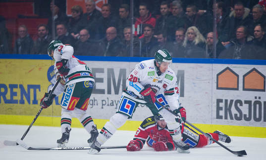 Frölundas Joel Lundqvist med pucken och Örebros Tomas