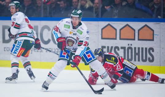 Frölundas Joel Lundqvist med pucken och Örebros Tomas
