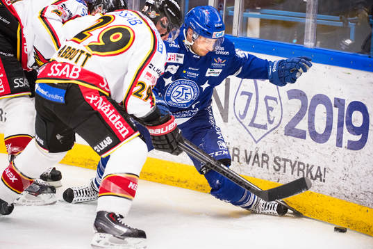 Leksands Fabian Brunnström i kamp om pucken