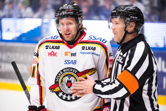 Luleås Jonathan Granström och domaren Thomas Andersson