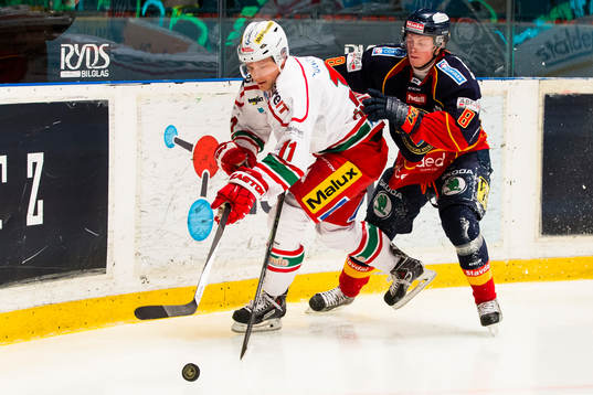 Modos Simon Önerud i kamp om pucken med Djurgårdens Linus