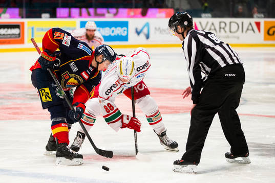 Djurgårdens Markus Ljungh tekar mot Modos William Nylander