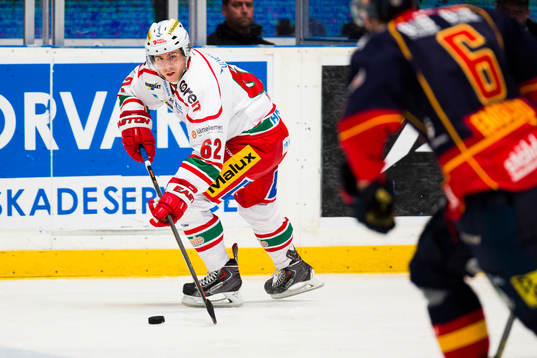 Modos Janos Hari med pucken