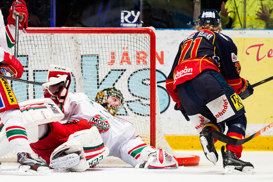Modos målvakt Linus Ullmark håller tätt när