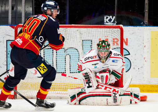 Modos målvakt Linus Ullmark räddar ett skott