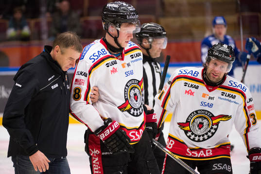 Luleås Per Savilahti-Nagander får hjälp av isen