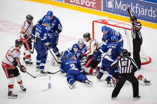 Stökigt framför Leksands målvakt Oscar Alsenfelt