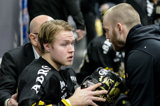 s Christopher Bengtsson ses om i båset
