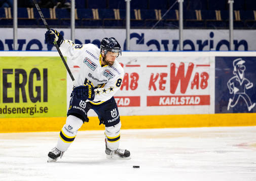 s Jere Karalahti laddar för skott