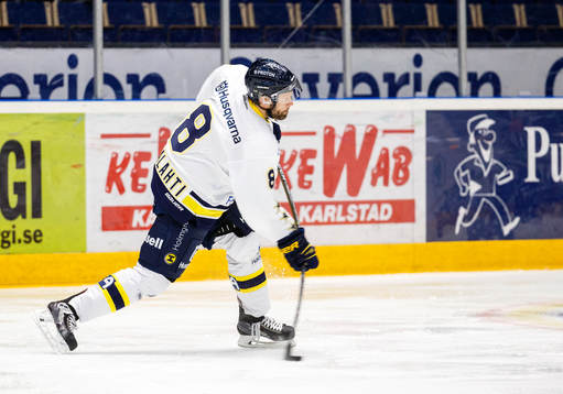 s Jere Karalahti laddar för skott