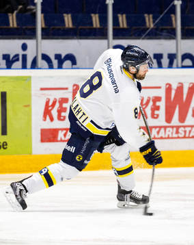 s Jere Karalahti laddar för skott