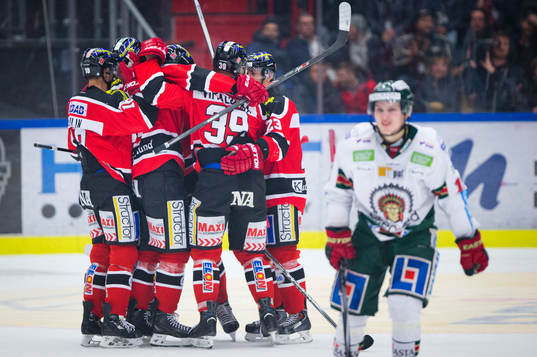 Örebros Ville Viitaluoma gör 4-3 och jublar med Örebros