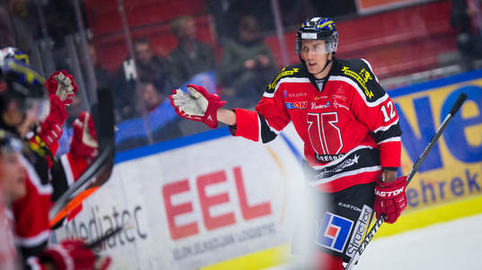 Örebros Ville Viitaluoma gör 4-3 och jublar med Örebros