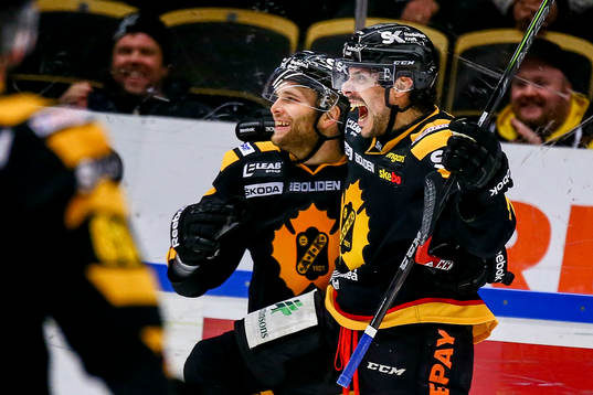 Skellefteås Daniel Widing och Rob Schremp jublar