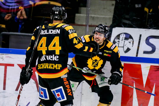 Skellefteås Daniel Widing och Rob Schremp jublar