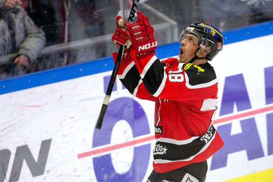 En blodig Örebros Jared Aulin jublar