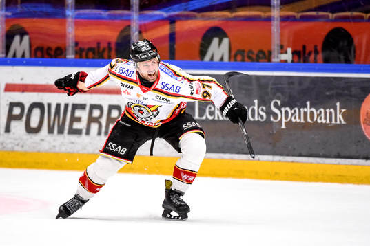 Luleås Per Ledin avgör matchen med sitt 2-3 och jublar