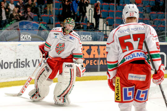 Modos målvakt Linus Ullmark och Emil Djuse deppar