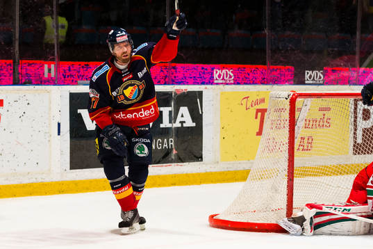 Djurgårdens Mikael Samuelsson jublar